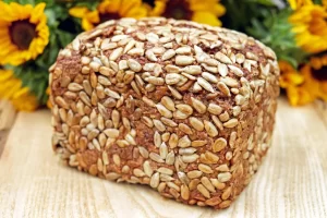 Een stevig volkorenbrood met zonnebloempitten, ideaal als vezelrijke basis voor ontbijt of lunch.