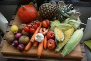 Home Verse groenten en fruit zoals mais, wortel en aardappel als kleurrijke basis voor een vezelrijk eetpatroon.