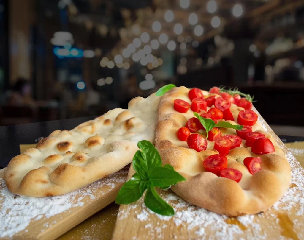 Knapperig brood met tomaat en basilicum als inspiratie voor een glutenvrije, vezelrijke maaltijd.