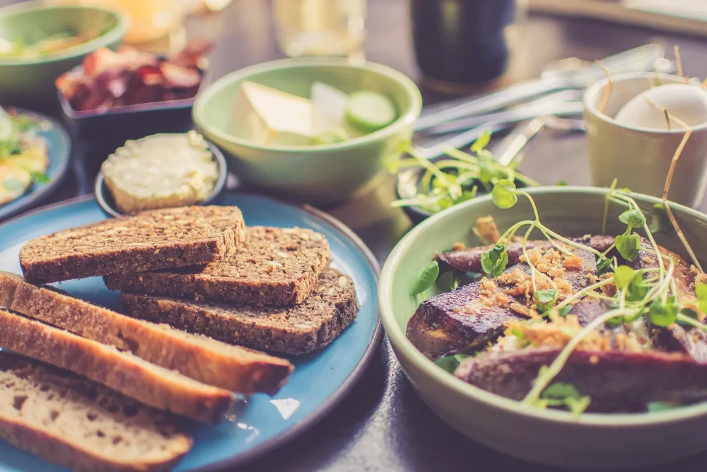 Een gezonde lunch met volkorenbrood, groenten en verse toppings voor extra vezels en energie.