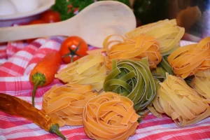 Kleurrijke pasta met tomaat en paprika als basis voor een eenvoudige vezelrijke maaltijd.