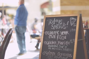 Een menubord in een café als inspiratie voor een overzichtelijke lijst met vezelrijke keuzes.